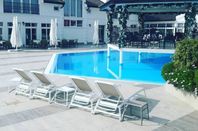 Столик пластиковый для лежака Pop белый 440х395х385 мм